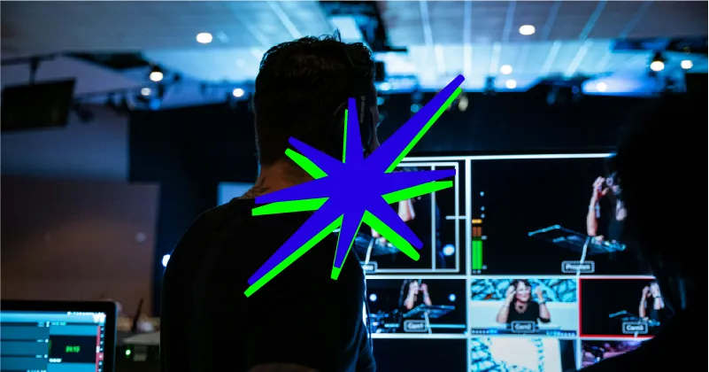 Henkilö katsoo videoseinää studiossa, jossa on useita ruutuja ja ledejä. Tumma tunnelma, kirkkaat ruudut. Edessä vihreä-sininen tähti, Tekoälyfoorumin logo.